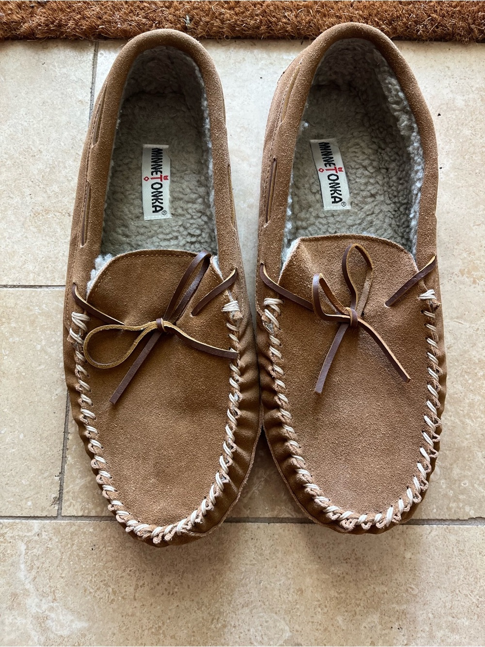 Minnetonka Men’s Brown Suede Moccasin Slippers with Shearling Lining. Like new.